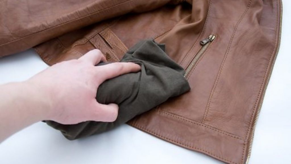 How to Remove Mildew Smell From Leather Jacket